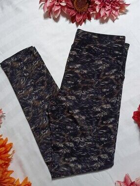 NWOT Women's Cute Capri Feathered Pattern Yoga Pants
